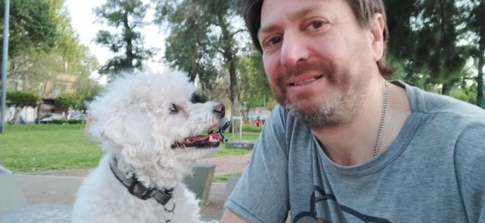 Perro mirando a su tutor